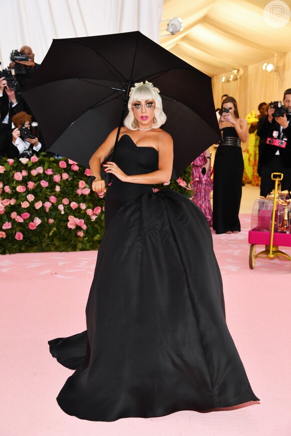 Se despindo e tranformando sua produção em novo look, Lady Gaga surgiu com vestido longo e elegante preto