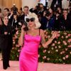 Lady Gaga surpreendeu durante caminhada à entrada do baile e tranformou o vestido preto elegante em um tubinho rosa pink anos 90