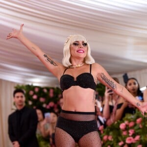 Lady Gaga se despiu de toda a roupa e exibiu seu look com lingerie