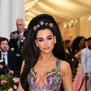 Bruna Marquezine curtiu vestido Versace e produção da cantora Dua Lipa