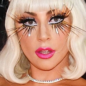 Lady Gaga apostou na tendência maxicílios