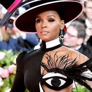 Janelle Monáe homenageou ao período africano de Pablo Picasso e carregou um olho que cobria seu seio e piscava de verdade no look