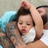 Gusttavo Lima fez o filho mais velho, Gabriel, dormir e encantou Andressa Suita nesta terça-feira, 7 de maio de 2019