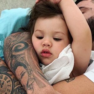 Gusttavo Lima fez o filho mais velho, Gabriel, dormir e encantou Andressa Suita nesta terça-feira, 7 de maio de 2019