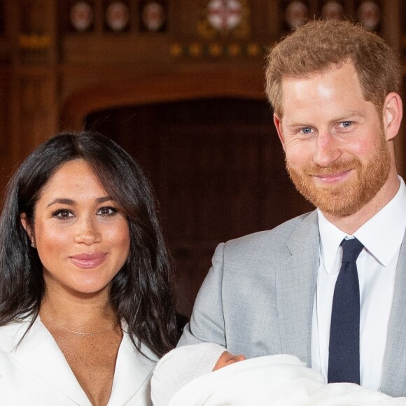 Filho de Meghan Markle e do príncipe Harry foi apresentado ao mundo pelos pais nesta quarta-feira, 8 de maio de 2019