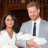 Meghan Markle e o príncipe Harry exibiram pela primeira vez o filho, o bebê Sussex, através de redes sociais. Harry brincou ao se referir ao temperamento calmo do herdeiro: 'Eu não sei de onde ele tirou isso'
