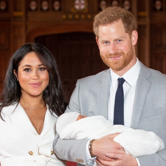 Meghan Markle e o príncipe Harry exibiram pela primeira vez o filho, o bebê Sussex, através de redes sociais. Harry brincou ao se referir ao temperamento calmo do herdeiro: 'Eu não sei de onde ele tirou isso'
