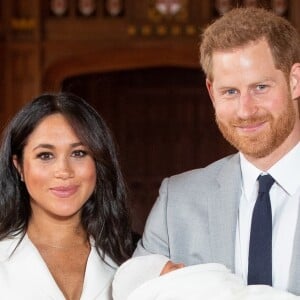 Príncipe Harry segurou o bebê no colo ao lado de Meghan Markle para apresentá-lo ao mundo