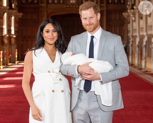 Príncipe Harry segurou o bebê no colo ao lado de Meghan Markle para apresentá-lo ao mundo