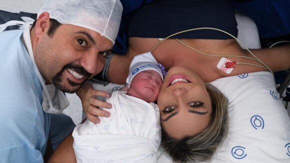 Sertanejo Edson apresenta filha em fotos na maternidade e fãs apontam semelhança