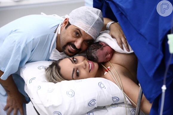 Dupla de Hudson, Edson celebra nascimento da filha, Bella, com jornalista