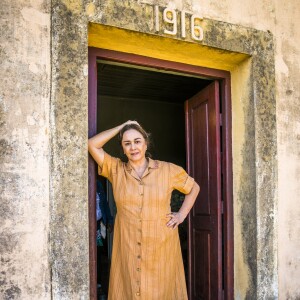 Evelina (Nívea Maria) - Mãe de Maria da Paz (Juliana Paes) e casada com Ademir (Genézio de Barros). Ao chegar em São Paulo, se aproxima de Anterou (Ary Fontoura).