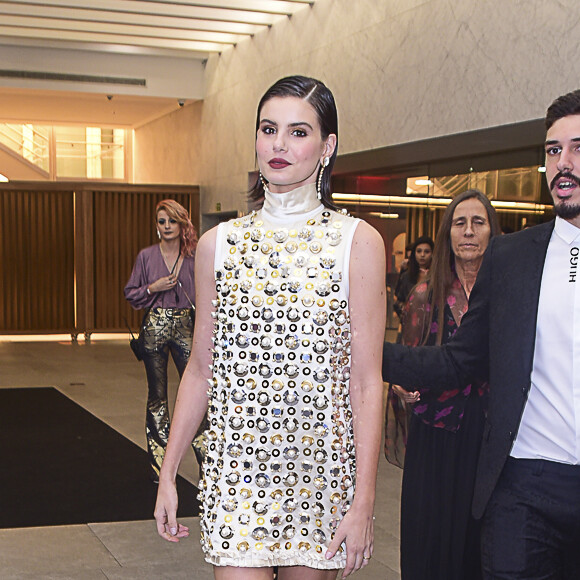 Camila Queiroz foi responsável pela entrega do troféu de Sustentabilidade para Laís Rocha Leão no Prêmio Geração Glamour 2019