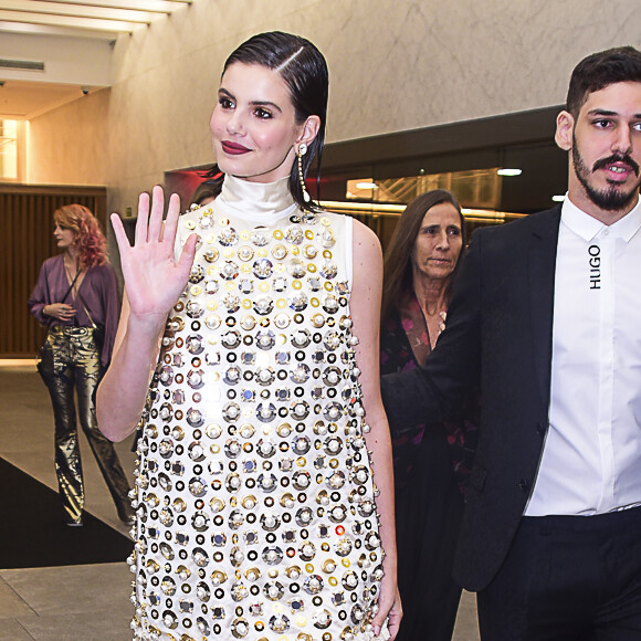 Camila Queiroz usou batom na tonalidade vinho