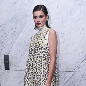 Camila Queiroz aposta em estilo mood anos 60 da Miu Miu