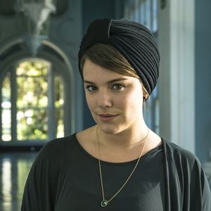 Dalila (Alice Wegmann) fingirá ser uma empresária que quer doar dinheiro para o centro de refugiados na novela 'Órfãos da Terra'