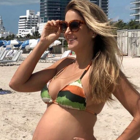 Ticiane Pinheiro dança música da banda Queen na piscina no Dia das Mães, neste domingo, dia 12 de maio de 2019