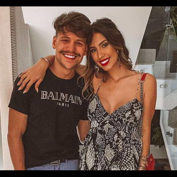 Casado com Gabi Brandt, Saulo Poncio esclarece foto polêmica com fã: 'Trato com muito carinho'