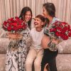 Após polêmica com fã, Saulo Poncio presenteou a mãe, Simone, e Gabi Brandt com buquê de rosas