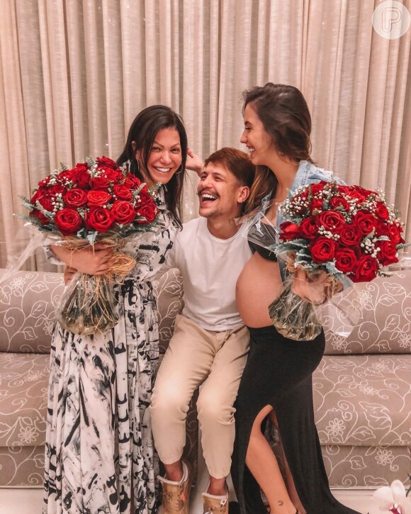 Após polêmica com fã, Saulo Poncio presenteou a mãe, Simone, e Gabi Brandt com buquê de rosas