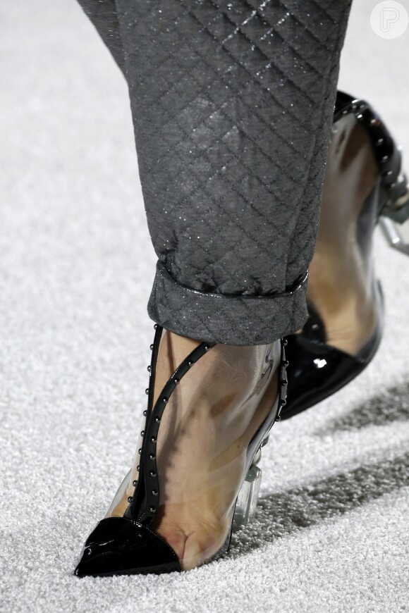 Naked heels: sapatos de PVC e salto de acrílico trabalhado foi destaque na Balmain