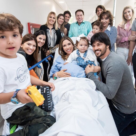 Patricia Abravanel e Fabio Faria são pais de Jane, Pedro e Senor