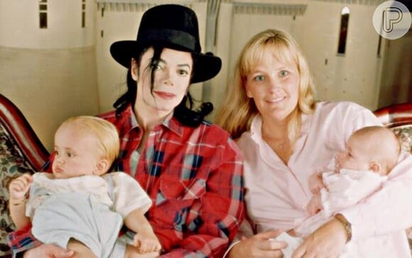 Os dois primeiros filhos de Michael Jackson, Prince Michael e Paris, com Debbie Rowe sempre levavam uma vida discreta e mantida distante dos holofotes antes da morte do Rei do Pop