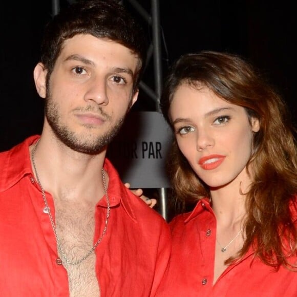 Laura Neiva e Chay Suede vestem vermelho no desfile da Handred