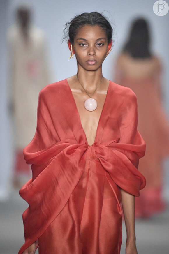 Looks em vermelho total são tendência nas passarelas. Flavia aranha no São Paulo Fashion Week