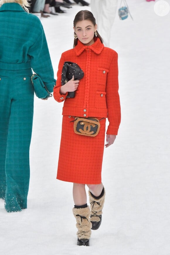 Clássico tailleur Chanel em vermelho total
