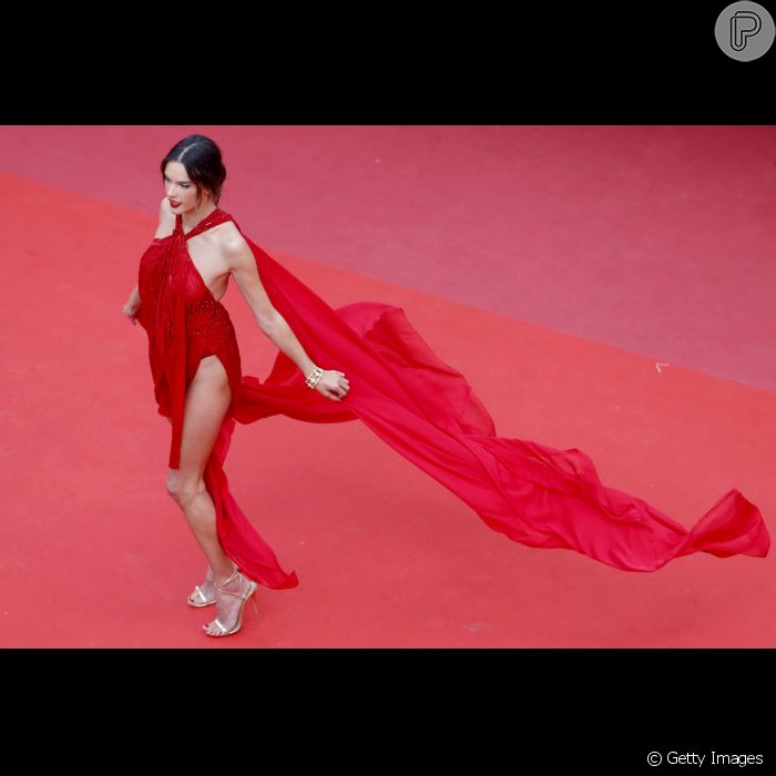Alessandra Ambrosio no tapete vermelho de Cannes