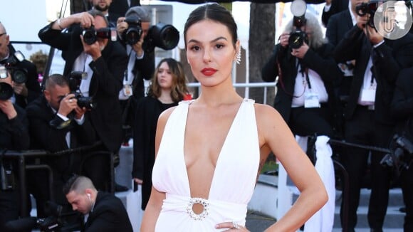 Isis Valverde esbanja sensualidade com vestido all white em Cannes
