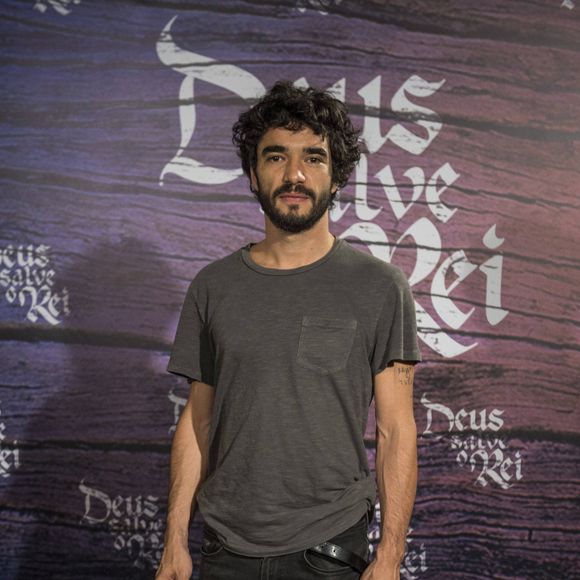 'Terminamos a novela num clima ótimo, e fui surpreendido hoje com uma notícia mentirosa e anônima a meu respeito', comentou Caio Blat