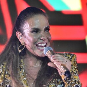 Ivete Sangalo colocou chapeuzinho de aniversário, cortou bolo e ganhou declaração dos fãs em Pernambuco