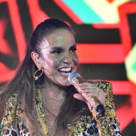 Ivete Sangalo colocou chapeuzinho de aniversário, cortou bolo e ganhou declaração dos fãs em Pernambuco