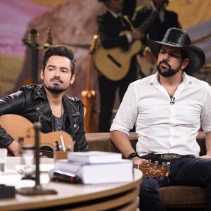 Fernando Zor, dupla de Sorocaba, é filmado deixando hospital de cadeira de rodas após mau jeito na coluna