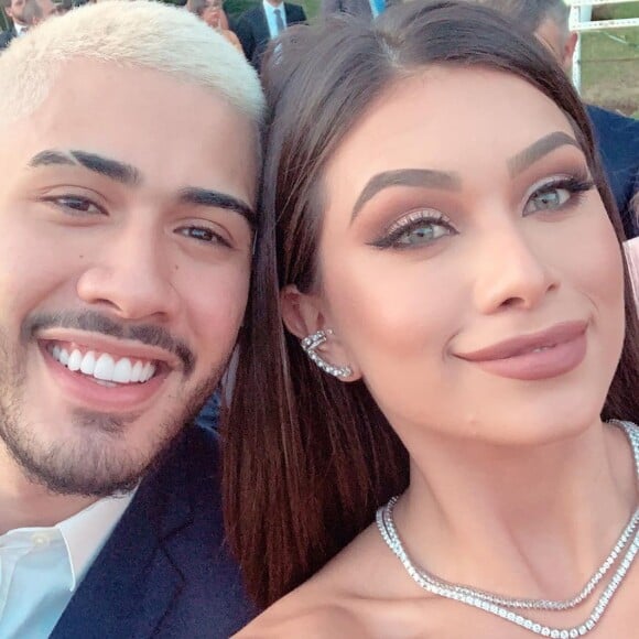 Flávia Pavanelli e Kevinho posaram juntos em selfie postada pelo cantor na web