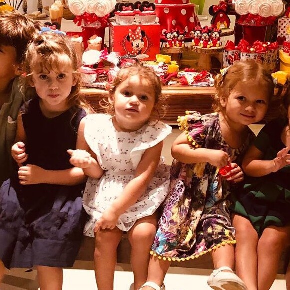 Filha de Yanna Lavinge e Bruno Gissoni, Madalena ganhou festa de aniversário antecipada de 2 anos com a Minnie como tema