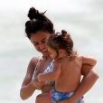 Yanna Lavinge é clicada com frequência em praia com a filha, Madalena