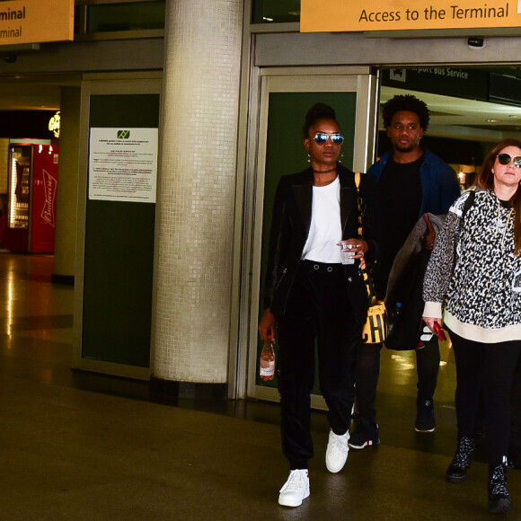 O branco ficou por conta da blusa e do tênis usados por Iza nesta quarta-feira (22). A cantora ainda escolheu uma bolsa amarela para dar um toque de cor na produção.