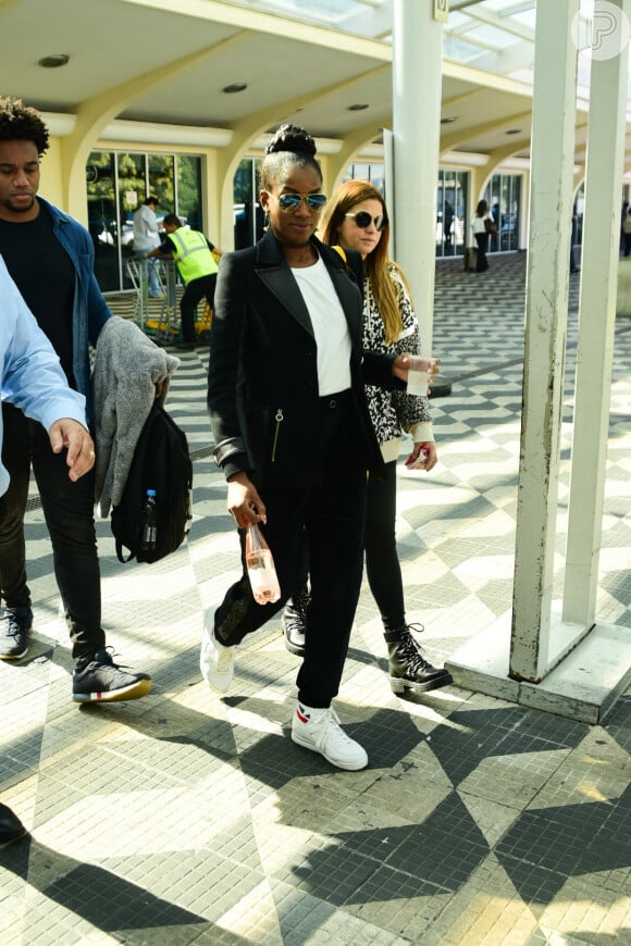 Iza apostou na combinação preto e branco no look para desembarcar no aeroporto de Congonhas, em São Paulo, nesta quarta-feira (22).