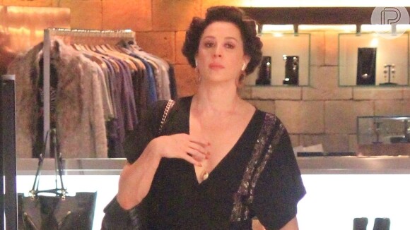 Claudia Raia surge de bob nos cabelos ao ir às compras em shopping do Rio
