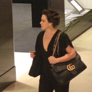 Claudia Raia é fotografada com bolsa Gucci para dia de compras