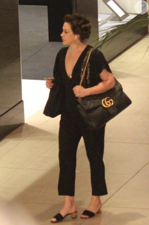 Claudia Raia é fotografada com bolsa Gucci para dia de compras