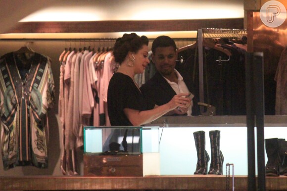Claudia Raia mostra referência de look para vendedor de loja do shopping Village Mall, na zona oeste do Rio de Janeiro