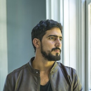 Jamil (Renato Góes) pedirá desculpa por estar sem camisa na novela 'Órfãos da Terra'