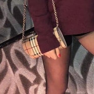 O xadrez é a estampa da temporada, e Maisa Silva usou a padronagem na bolsa. O modelo da Burberry custa R$5.466.