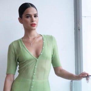 Seguidora faz comentário negativo sobre Bruna Marquezine em post de Carla Diaz e atriz defende