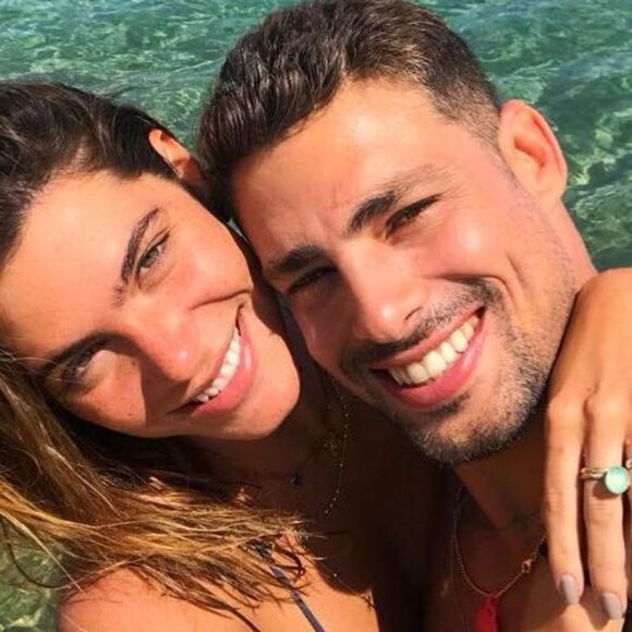 Cauã Reymond é flagrado por Mariana Goldfarb dando banho em cachorro