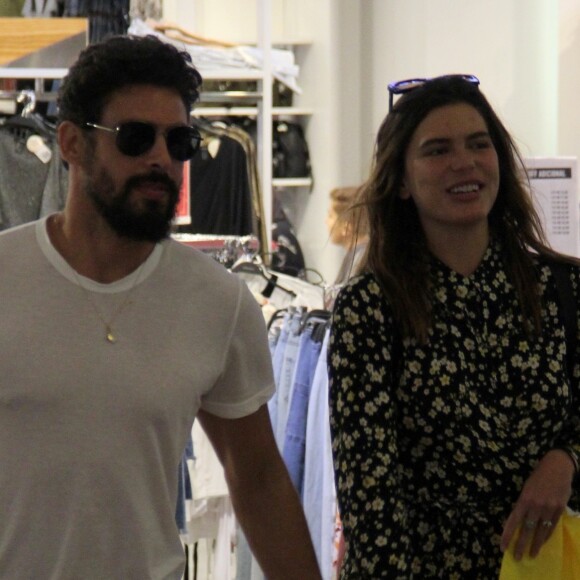 Cauã Reymond e Mariana Goldfarb passam o dia dando banho no cachorro